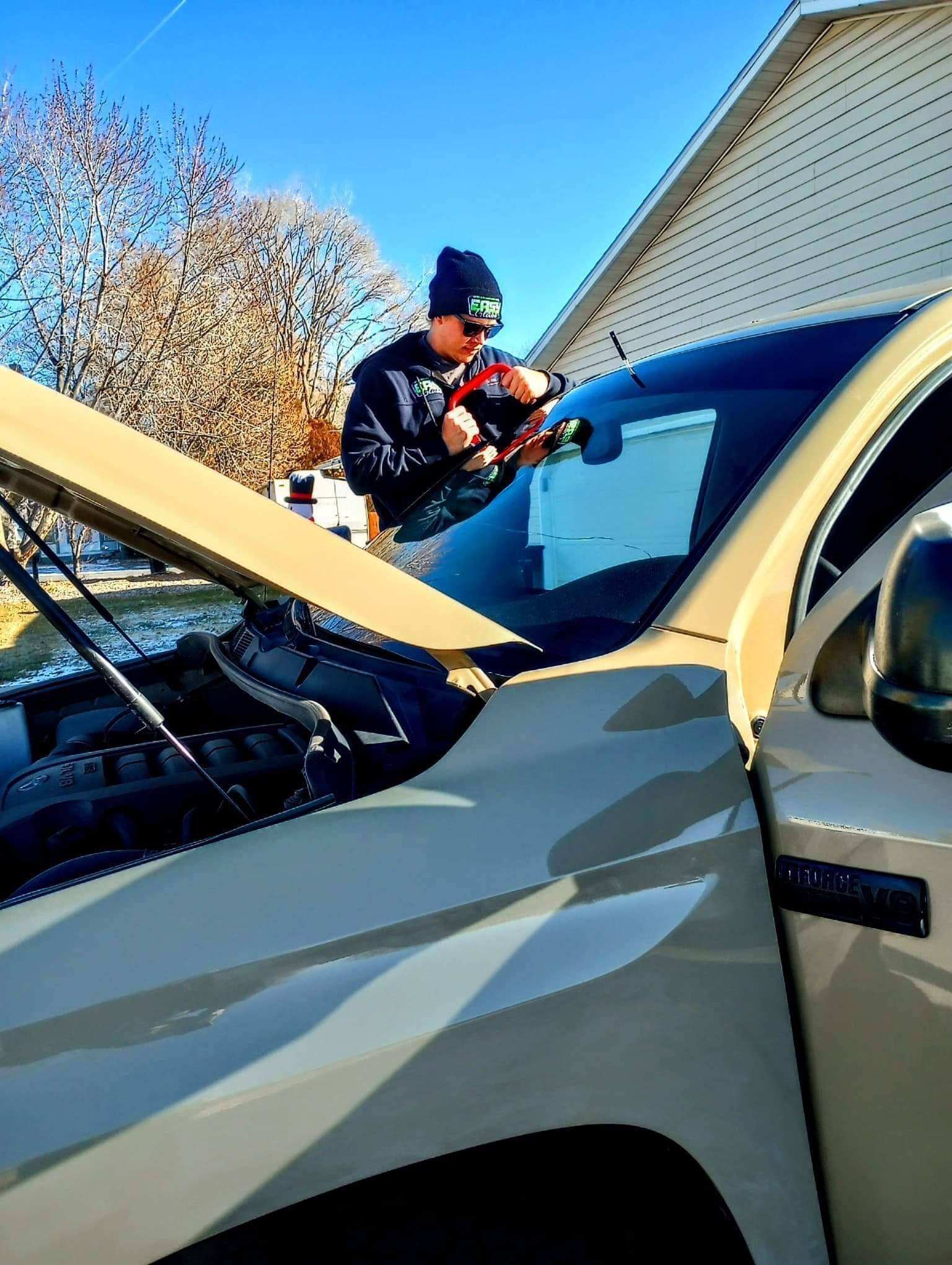 Technician replaces pickup windshield in driveway, mobile auto glass services Redlands.